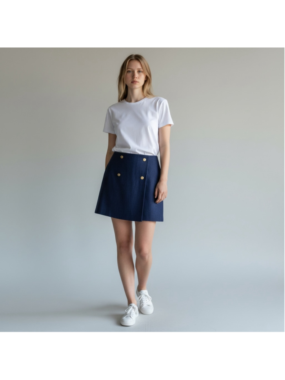 Vineyard Vines Women's Navy Blue Mini Skirt with Gold Buttons, Size Large.